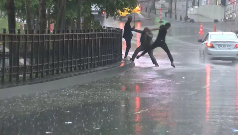 İstanbul ve İzmir'de Meteorolojik Alarm: Turuncu Kodla Uyarılar Geldi!