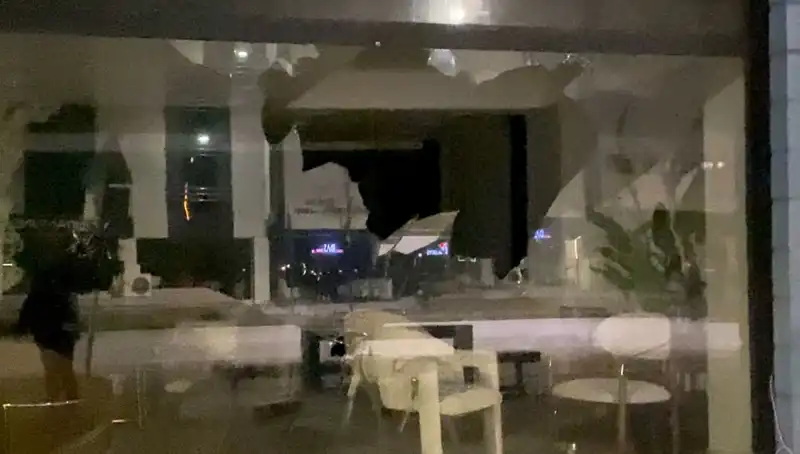 Mobilya Mağazasına Taşlı Saldırı: İki Yaralı ve Rahatsız Eden Olayın Detayları