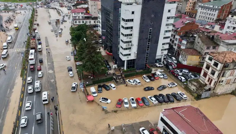 Trabzon'da Sel Felaketi Geride Bıraktı: Kayıp Kişi İçin Arama Kurtarma Çalışmaları Devam Ediyor