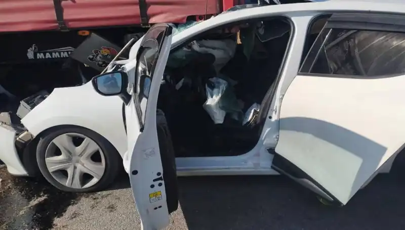 Sivas'ta Korkunç Kaza: Otomobil, TIR'a Çarpınca Trafik Felç Oldu