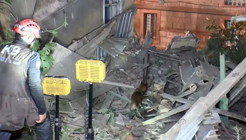 İstanbul’da Şok Eden Çöküş: Deprem Sonrası Hasar Gören Bina Yıkıldı