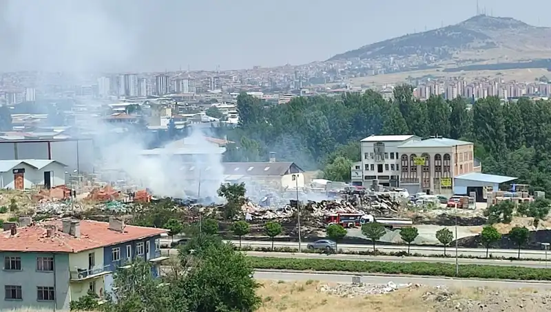 Otluk Alanda Başlayan Yangın Depoyu Yerle Bir Etti!