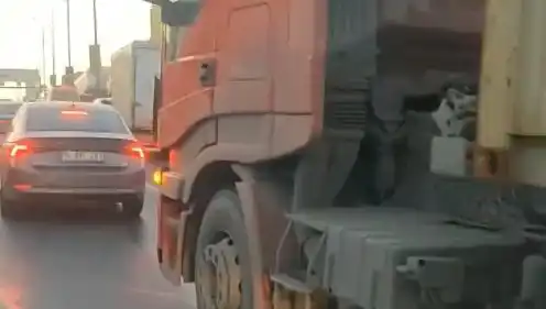 D-100'de Yol Verme Tartışması: TIR'ı Üzerine Süren Sürücünün Şok Edici Eylemi