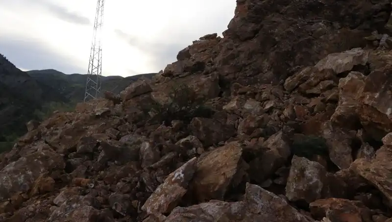 Erzurum'da Heyelan: Dev Kayalar Yolu Ulaşıma Kapandı, Panik Hızla Yayılıyor!