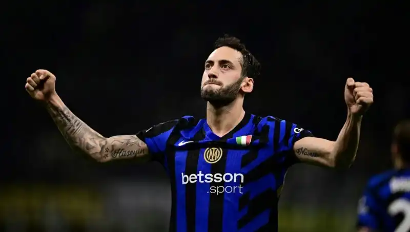 Hakan Çalhanoğlu Tatilde, Inter'den Kampta Kaldı: Menajerinden Kritik İstanbul Görüşmesi