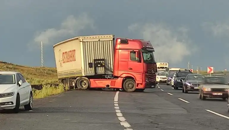 TIR Kaydı ve Yol Kapanması: Uzun Araç Kuyrukları Endişe Yarattı