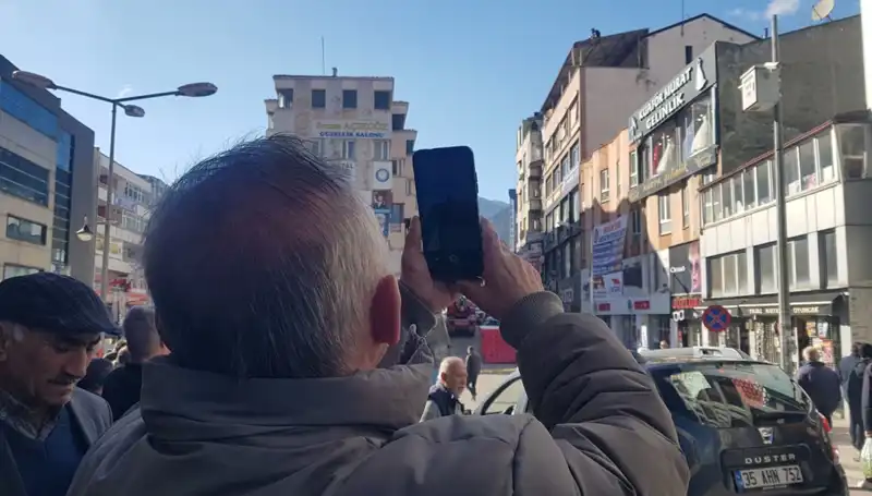 Çatıya Çıkan Kişiyi Görüntülemek İçin Yarışan Kalabalık: O Anlar Anbean Kaydedildi
