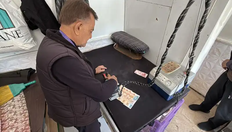 47 Yıllık Terzi Ahmet'in Farklı İnsiyatif: Paraları Ütülemek