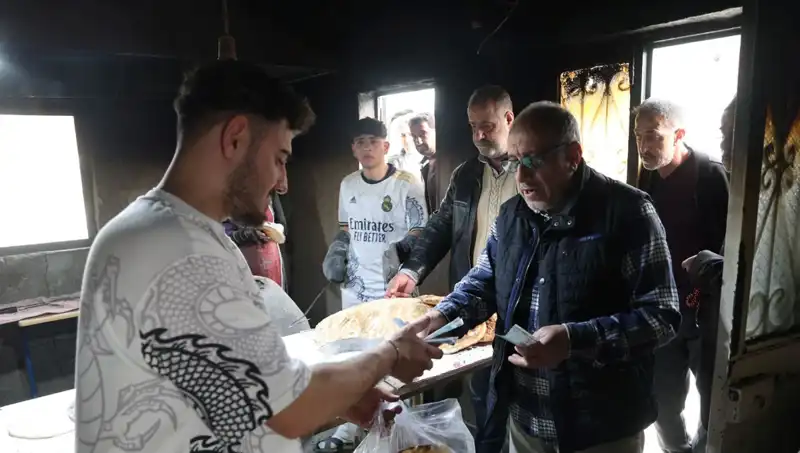 Ekmek İçin 7 Kilometre Yürüyenlerin Hikayesi: Saat 15.00'de Yaşanan Yoğunluk