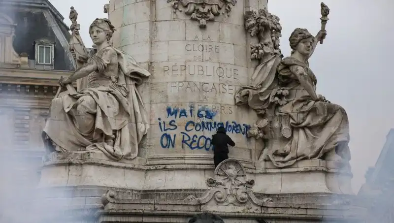 Paris Belediyesi, Grafiticilere Savaş Açıyor: Şehirdeki Duvarlar Temizleniyor