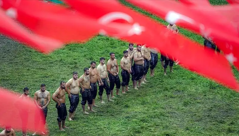 Tarihi Kırkpınar Yağlı Güreşleri Başlıyor: 40 Başpehlivan ve 826 Sporcu Heyecanla Arenada