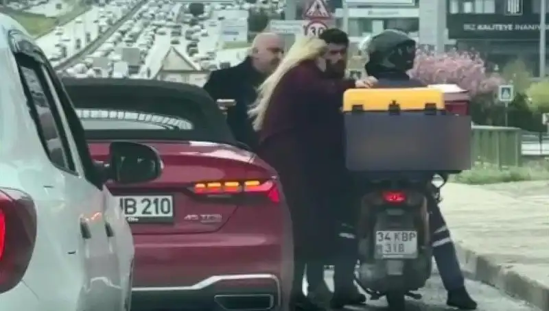 D-100'de Korkunç Olay: Motokuryeye Silah Çeken Sürücü Korkuttu
