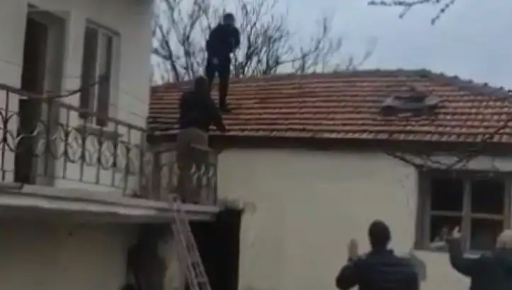 Polis Çatıda Tuttuğu Şüpheli Direndi: "10 Yıldır Yatıyorum, Bir Daha Yatamam"