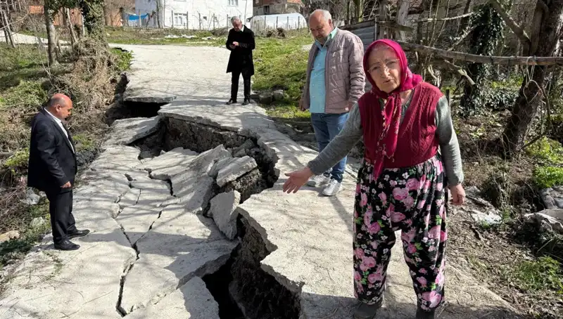 Diken Üstünde Bekleyen Mahalle: Heyelan Yolu Kapadı!