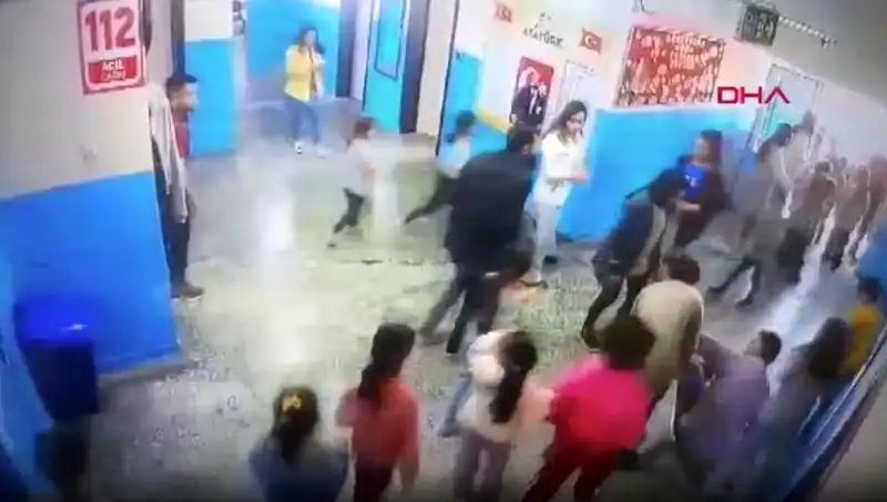 Okulda Bayılan Öğrenciyi, Cesur Müdür Yardımcısı Hayata Döndürdü