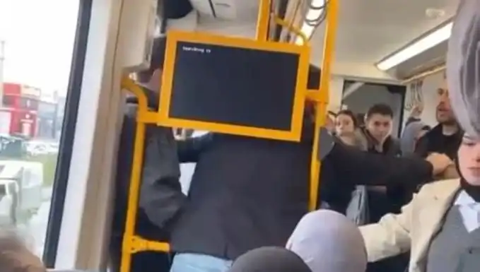 İstanbul Metro’sunda Tekme Tokat Kavga: Neden ve Nasıl Başladı?